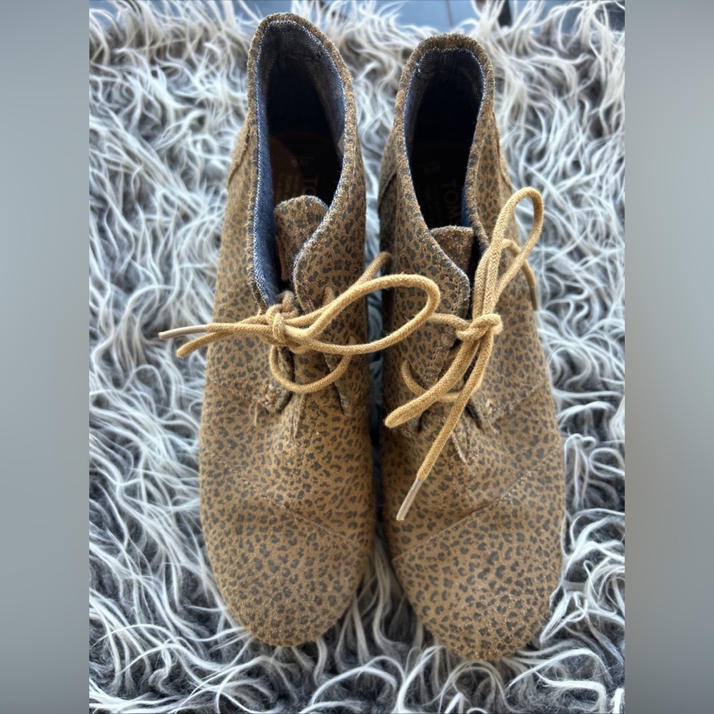 Toms cheetah leopard brown Size 9  Wedge Ankle Bootie